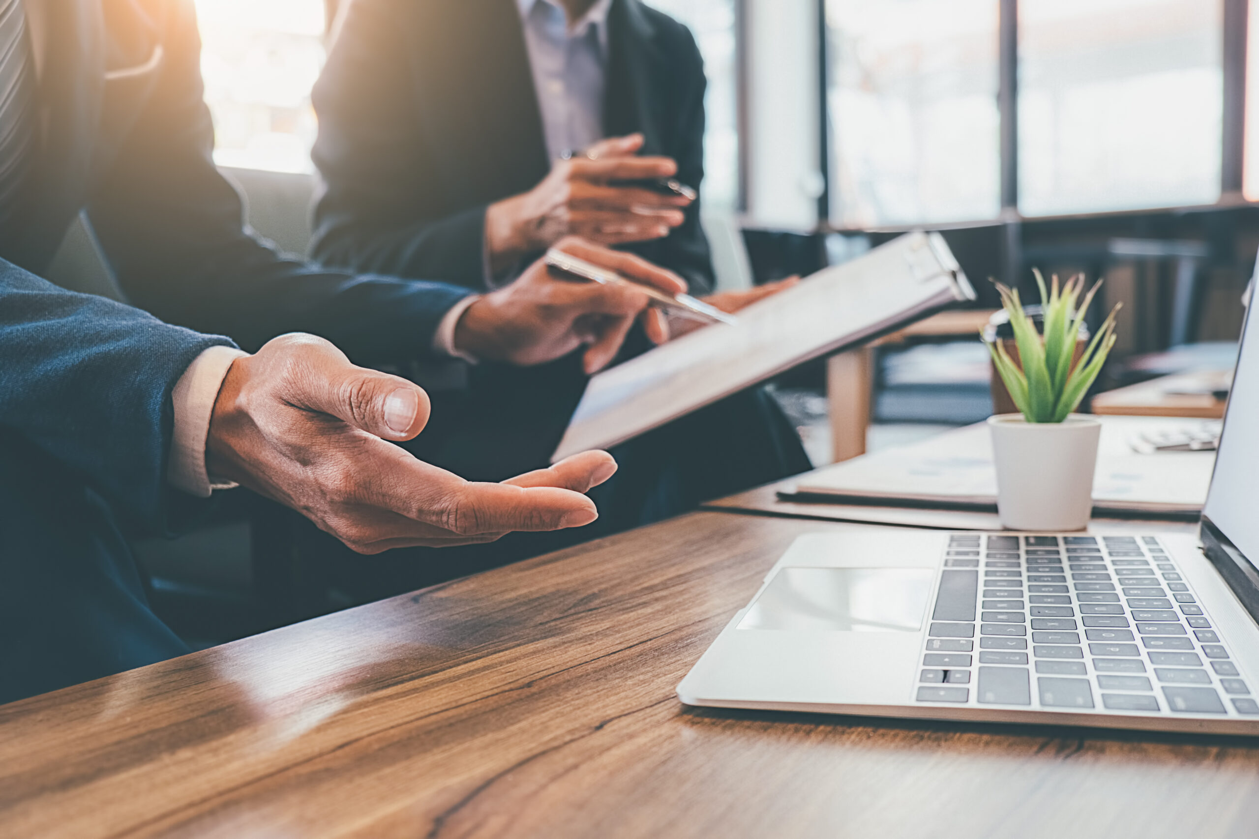 Sicherheitsberater prüft Fenster und Türen eines Wohnhauses